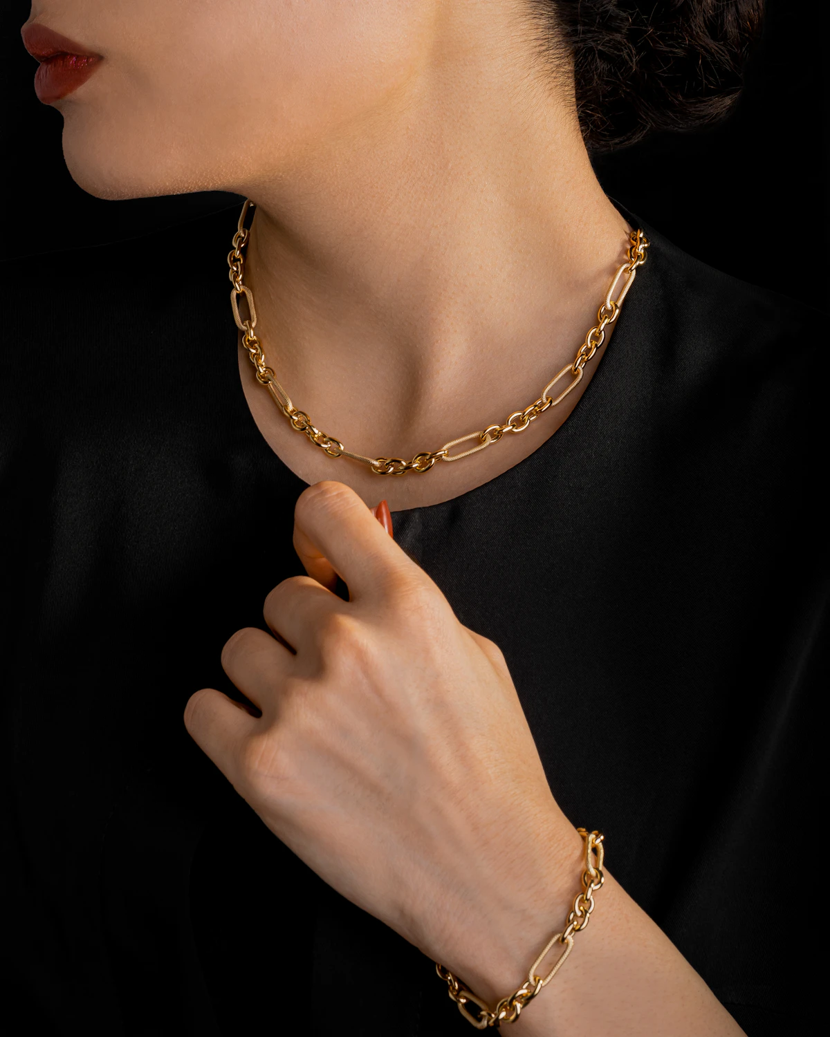 Woman wearing a gold link chain necklace
